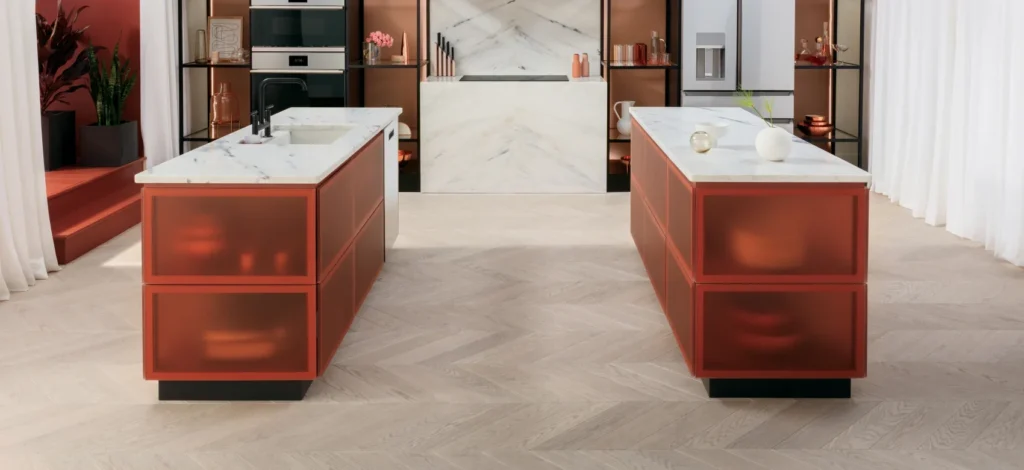 The subtle zigzag pattern of the light-colored chevron wood flooring